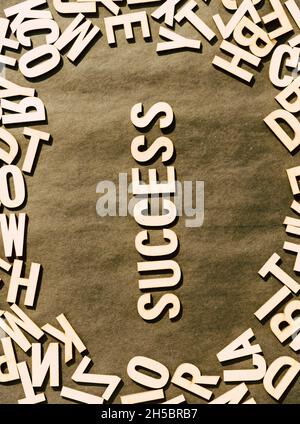 Mot de succès en cube en bois lettres Alphabet vue de dessus sur Un papier rustique fond. Banque D'Images
