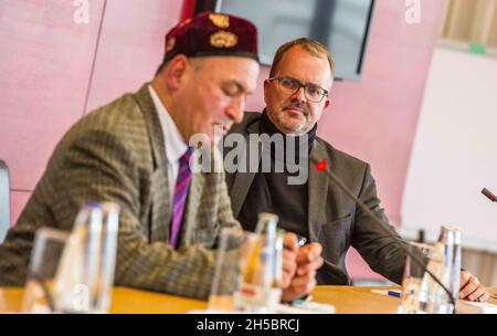 Munich, Bavière, Allemagne.8 novembre 2021.Markus Rinderspacher du Landtag bavarois (Parlement) et Asgar CAN de l'Uigurischen Gemeinde Europa e.V. und Direktor der Ostturkestanischen Union in Europa e.V. (Uyghur Association of Europe et Directeur de l'Union du Turkestan oriental en Europe)A présenté Gulbahar Haitiwajji et Qelbinur Sidiq deux témoins oculaires des violations des droits de l'homme qui ont lieu dans les camps de rééducation de la province de Xinjiang en Chine, où l'ONU estime qu'un million de personnes pourraient être internées.Parmi les violations signalées, on compte la sinofisation, la violence sexuelle, Banque D'Images