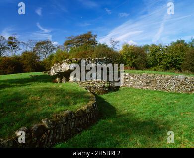 Voir WNW du parvis, de l'entrée et de la chambre funéraire de Tinkinswood Néolithique Cotswold-Severn chambered long cairn, Vale de Glamourgan, pays de Galles, Royaume-Uni. Banque D'Images