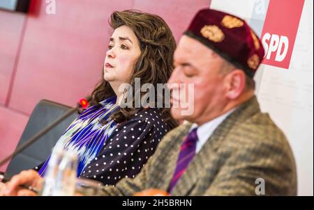 Munich, Bavière, Allemagne.8 novembre 2021.Markus Rinderspacher du Landtag bavarois (Parlement) et Asgar CAN de l'Uigurischen Gemeinde Europa e.V. und Direktor der Ostturkestanischen Union in Europa e.V. (Uyghur Association of Europe et Directeur de l'Union du Turkestan oriental en Europe)A présenté Gulbahar Haitiwajji et Qelbinur Sidiq deux témoins oculaires des violations des droits de l'homme qui ont lieu dans les camps de rééducation de la province de Xinjiang en Chine, où l'ONU estime qu'un million de personnes pourraient être internées.Parmi les violations signalées, on compte la sinofisation, la violence sexuelle, Banque D'Images