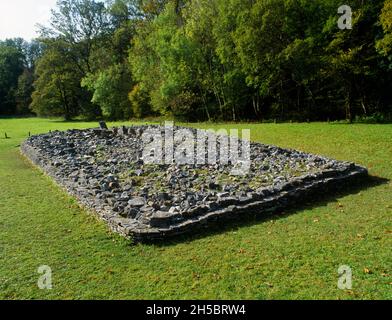 Vue sud-ouest depuis l'arrière du parc le Breos Néolithique chambered long cairn, Gower, pays de Galles, Royaume-Uni : montrant des dalles verticales du passage et des chambres funéraires à S. Banque D'Images