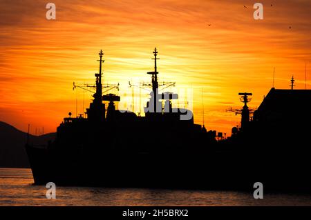 Silhouettes des navires de la Marine militaire au coucher du soleil Banque D'Images