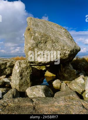 Voir N de la chambre de sépulture néolithique en pierre d'Arthur sur Cefn Bryn Common, Gower, pays de Galles, Royaume-Uni.Le capstone est un glacial erratique de 25 tonnes de grain de pierre de moulin. Banque D'Images