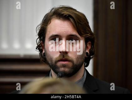 Kenosha, Wisconsin, États-Unis.8 novembre 2021.Gage Groskreutz crie alors qu'il décrit les moments où il a été abattu par Kyle Rittenhouse pendant le procès au palais de justice du comté de Kenosha à Kenosha, dans le Wisconsin, le lundi 8 novembre 2021.(Credit image: © Sean Krajacic/The Kenosha News-POOL via ZUMA Press Wire) Banque D'Images