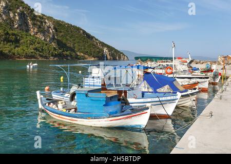 Vue sur la mer depuis le petit village portuaire de Kitries sur la péninsule de Mani, Messinia, Péloponnèse, Grèce Banque D'Images