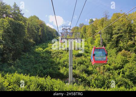 Esto-Sadok, Sotchi, Russie - 04 septembre 2021 : téléphérique principal de la station Krasnaya Polyana Banque D'Images