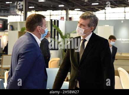 Le Président français Candidat Arnaud Montebourg visite le salon international de la Santé et de l'innovation à la porte de Versailles, à Paris, le 08 novembre 2021.Photo de Patrice Pierrot/avenir Pictures/ABACAPRESS.COM Banque D'Images