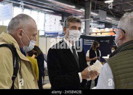 Le Président français Candidat Arnaud Montebourg visite le salon international de la Santé et de l'innovation à la porte de Versailles, à Paris, le 08 novembre 2021.Photo de Patrice Pierrot/avenir Pictures/ABACAPRESS.COM Banque D'Images