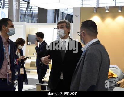 Le Président français Candidat Arnaud Montebourg visite le salon international de la Santé et de l'innovation à la porte de Versailles, à Paris, le 08 novembre 2021.Photo de Patrice Pierrot/avenir Pictures/ABACAPRESS.COM Banque D'Images