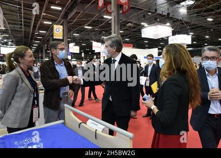 Le Président français Candidat Arnaud Montebourg visite le salon international de la Santé et de l'innovation à la porte de Versailles, à Paris, le 08 novembre 2021.Photo de Patrice Pierrot/avenir Pictures/ABACAPRESS.COM Banque D'Images