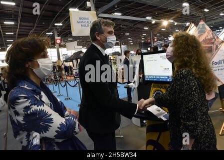 Le Président français Candidat Arnaud Montebourg visite le salon international de la Santé et de l'innovation à la porte de Versailles, à Paris, le 08 novembre 2021.Photo de Patrice Pierrot/avenir Pictures/ABACAPRESS.COM Banque D'Images