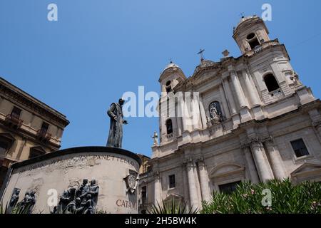 Sicile, Catane - 20 juillet 2021 : Eglise San Francesco d'Assise all'Immacolata et Monument du Bienheureux Cardinal Giuseppe Dumet Banque D'Images