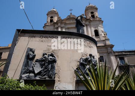 Sicile, Catane - 20 juillet 2021 : Eglise San Francesco d'Assise all'Immacolata et Monument du Bienheureux Cardinal Giuseppe Dumet Banque D'Images