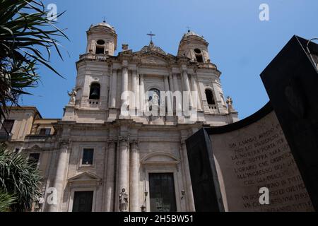 Sicile, Catane - 20 juillet 2021 : Eglise San Francesco d'Assise all'Immacolata et Monument du Bienheureux Cardinal Giuseppe Dumet Banque D'Images