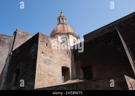 Sicile, Catane - 22 juillet 2021 : monastère bénédictin et église Saint-Nicolas Banque D'Images