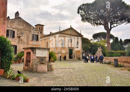 Ostia Antica,Rome,Lazio,Italie-Piazza e Chiesa di S.Aurea-à côté du château de Julius II se trouve le village Renaissance d'Ostia Antica. Banque D'Images