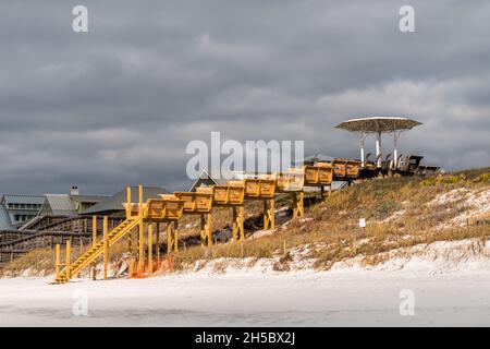 Pavillon de belvédère et marches en bois construction de promenade à la plage avec ciel nuageux de tempête à Seaside, Floride à la panhandle du golfe du Mexique Banque D'Images