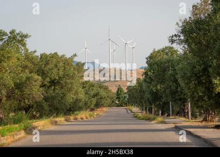 Économie d'énergie et vert concept écologique avec vue panoramique de la construction d'éoliennes dans le champ et pré, Calabre Italie. Banque D'Images