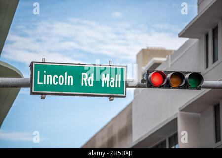 Miami Beach célèbre Lincoln Road Mall dans la rue South Beach avec le texte de l'enseigne en vert et rouge feu de circulation Banque D'Images