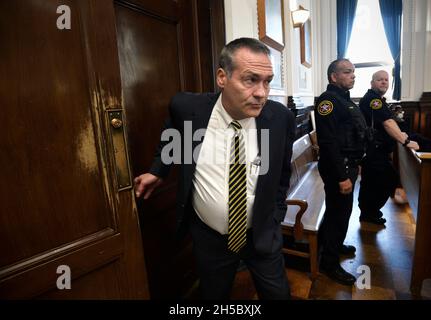 Kenosha, Wisconsin, États-Unis.8 novembre 2021.Mark Richards, le principal avocat de Kyle Rittenhouse, entre dans la salle d'audience pour le procès de Rittenhouse au palais de justice du comté de Kenosha, dans le Wisconsin, le lundi 8 novembre 2021.(Credit image: © Sean Krajacic/The Kenosha News-POOL via ZUMA Press Wire) Banque D'Images
