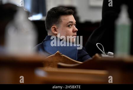 Kenosha, Wisconsin, États-Unis.8 novembre 2021.Kyle Rittenhouse se penche en arrière avant que son procès commence au palais de justice du comté de Kenosha, dans le Wisconsin, le lundi 8 novembre 2021.(Credit image: © Sean Krajacic/The Kenosha News-POOL via ZUMA Press Wire) Banque D'Images