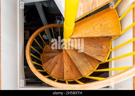 Au-dessus de la vue vers le bas de l'ancien escalier d'époque dans l'intérieur de la maison avec des motifs jaunes et bois architecture Banque D'Images