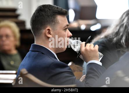 Kenosha, Wisconsin, États-Unis.8 novembre 2021.Kyle Rittenhouse prend une boisson d'eau comme le témoigne Gage Groskreutz lors de son procès au palais de justice du comté de Kenosha à Kenosha, Wisconsin, le lundi 8 novembre 2021.(Credit image: © Sean Krajacic/The Kenosha News-POOL via ZUMA Press Wire) Banque D'Images