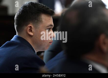 Kenosha, Wisconsin, États-Unis.8 novembre 2021.Kyle Rittenhouse écoute pendant son procès, comme le témoigne Gage Groskreutz au palais de justice du comté de Kenosha à Kenosha, dans le Wisconsin, le lundi 8 novembre 2021.(Credit image: © Sean Krajacic/The Kenosha News-POOL via ZUMA Press Wire) Banque D'Images