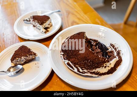 Assiettes avec deux tranches de mascarpone à la vanille tiramisu italien traditionnel avec base de glace aux jaunes d'œufs sur l'assiette pour servir de dessert romantique Banque D'Images