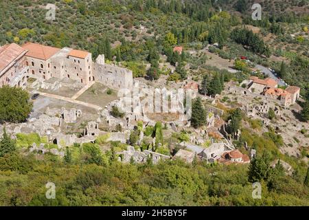 Vue sur le haut et le bas de la ville historique fortifiée de Mystras dans le Péloponnèse de Grèce Banque D'Images