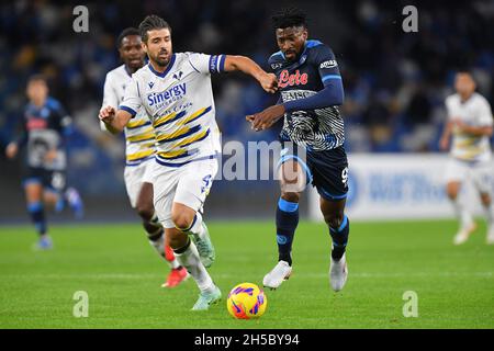 Stade Diego Armando Maradona, Naples, Italie, 07 novembre 2021,Miguel Veloso, le milieu de terrain de Vérone, d'Hellas, est le défi du ballon avec le milieu de Naples Banque D'Images