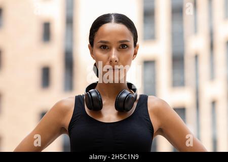 Concept de motivation sportive.Portrait d'une jeune femme athlète sérieuse posant à l'extérieur Banque D'Images