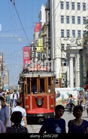 Scène de rue de l'historique tramway rouge d'Istanbul dans 'Istiklal Caddesi' gens bondés, Turquie Banque D'Images
