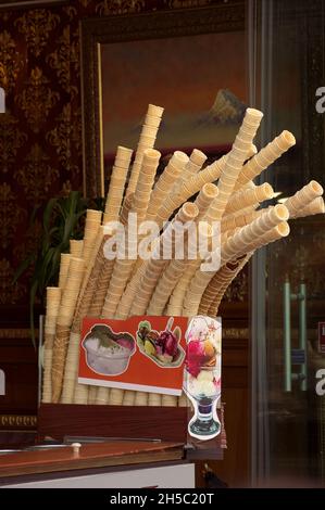 Cornets de crème glacée empilés à Istanbul, Turquie Banque D'Images