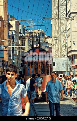 Scène de rue de l'historique tramway rouge d'Istanbul dans 'Istiklal Caddesi' gens bondés, Turquie Banque D'Images