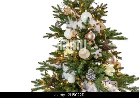 Sapin de Noël élégant et décoré, isolé sur du blanc. Banque D'Images