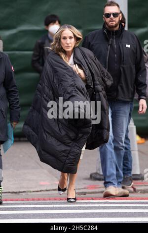 New York, NY, États-Unis.7 novembre 2021.Sarah Jessica Parker sur place et TOUT COMME ÇA.TV Series filmant à New York, New York, NY 7 novembre 2021.Crédit : RCF/Collection Everett/Alamy Live News Banque D'Images