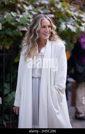 New York, NY, États-Unis.7 novembre 2021.Sarah Jessica Parker sur place et TOUT COMME ÇA.TV Series filmant à New York, New York, NY 7 novembre 2021.Crédit : RCF/Collection Everett/Alamy Live News Banque D'Images
