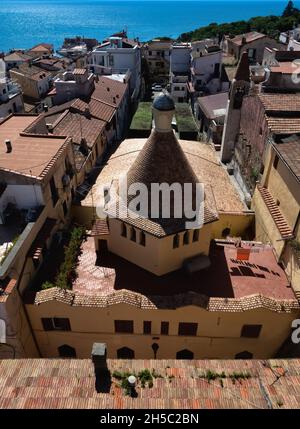 Vue aérienne de l'église, San Felice Circeo, Latina, Lazio, Italie Banque D'Images