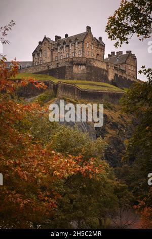 Château d'Édimbourg depuis les jardins de Princes Street, à l'automne, entouré d'arbres Banque D'Images