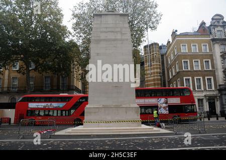 Londres, Royaume-Uni.8 novembre 2021.Le Cenotaph Whitehall sans drapeaux en préparation pour le dimanche du souvenir.Credit: JOHNNY ARMSTEAD/Alamy Live News Banque D'Images