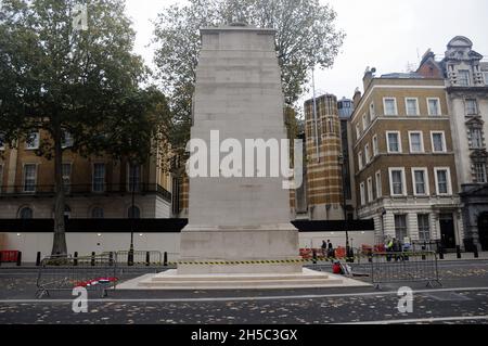 Londres, Royaume-Uni.8 novembre 2021.Le Cenotaph Whitehall sans drapeaux en préparation pour le dimanche du souvenir.Credit: JOHNNY ARMSTEAD/Alamy Live News Banque D'Images