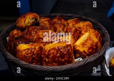 Croissants de pâtisseries françaises avec exposition de chocolat dans un hôtel au petit déjeuner.Photo de haute qualité Banque D'Images