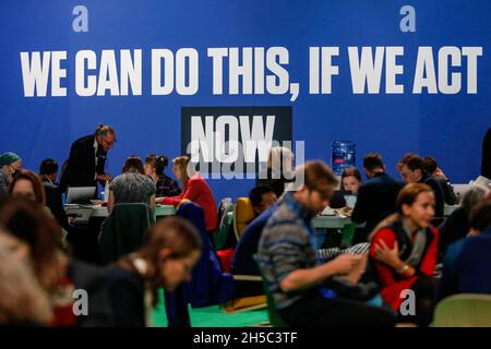 Glasgow, Royaume-Uni.08 novembre 2021.Les participants travaillent au cours de la huitième journée de la Conférence des Nations Unies sur les changements climatiques de la COP26, tenue par la CCNUCC à l'intérieur du lieu de la COP26 - Scottish Event Campus à Glasgow, en Écosse, le 8 novembre 2021.La COP26, qui se tiendra du 31 octobre au 12 novembre à Glasgow, est la conférence climatique la plus importante depuis le sommet de Paris en 2015, car les nations devraient fixer de nouveaux objectifs d'émissions de gaz à effet de serre afin de ralentir le réchauffement climatique et de raffermir d'autres engagements clés.(Photo par Dominika Zarzycka/Sipa USA) crédit: SIPA USA/Alay Live News Banque D'Images