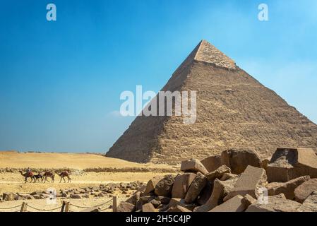 Chameaux passant par l'une des pyramides du complexe de la pyramide de Gizeh en Égypte Banque D'Images