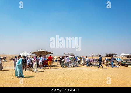 GIZA, EGYPTE - 14 JUILLET 2021: Touristes et vendeurs près de la Grande Pyramide à Gizeh, Egypte Banque D'Images