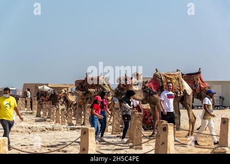 GIZA, EGYPTE - 14 JUILLET 2021 : un groupe de personnes et de chameaux près de la Grande Pyramide à Giza, Egypte Banque D'Images