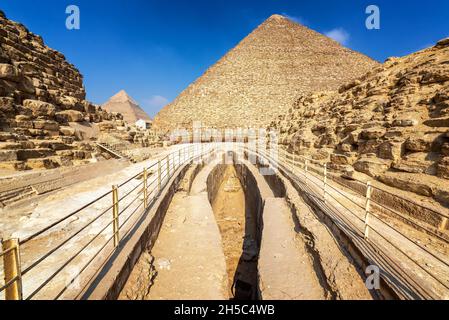 Fosse à bateaux à côté de la Grande Pyramide de Gizeh en Égypte Banque D'Images