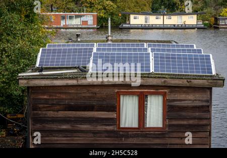Panneaux solaires sur le toit de la péniche hollandaise Banque D'Images