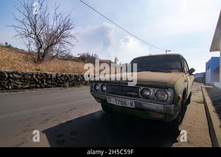 3 octobre 2021, El Paso, Espagne: Une voiture couverte de cendres de l'éruption du volcan Cumbre Vieja Banque D'Images